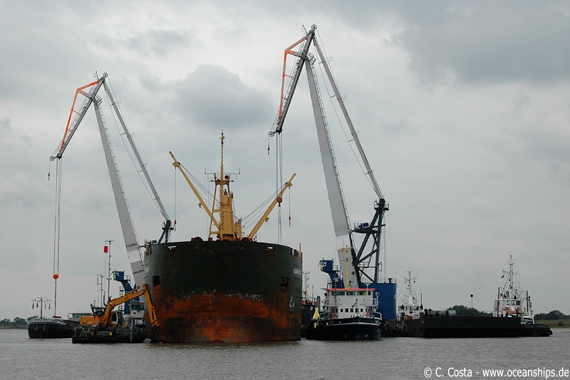 Around noon two floating cranes started to lighten the vessel by more than 8,000 tons.